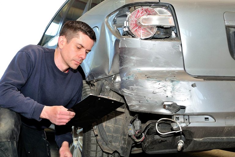 Begutachtung eines Unfallschadens am Pkw